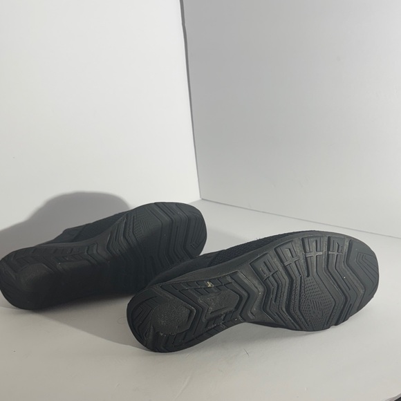 New Balance Men's All-Black Sneakers - Picture 7 of 7